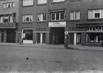 811827 Gezicht op de voorgevel van het Garagebedrijf Jan Jongerius (Veemarktplein 2) te Utrecht.